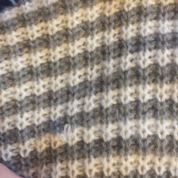 Gray and white striped cropped sweater - Picture 3 of 4